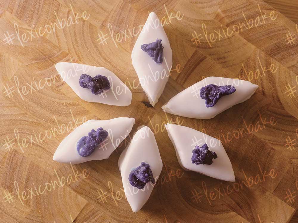 Six identical petit fours